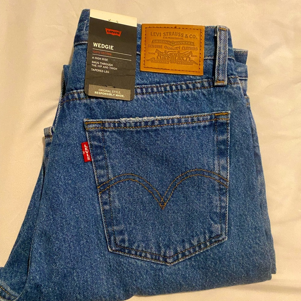 NWT! High Rise Levi Jeans - Picture 4 of 9